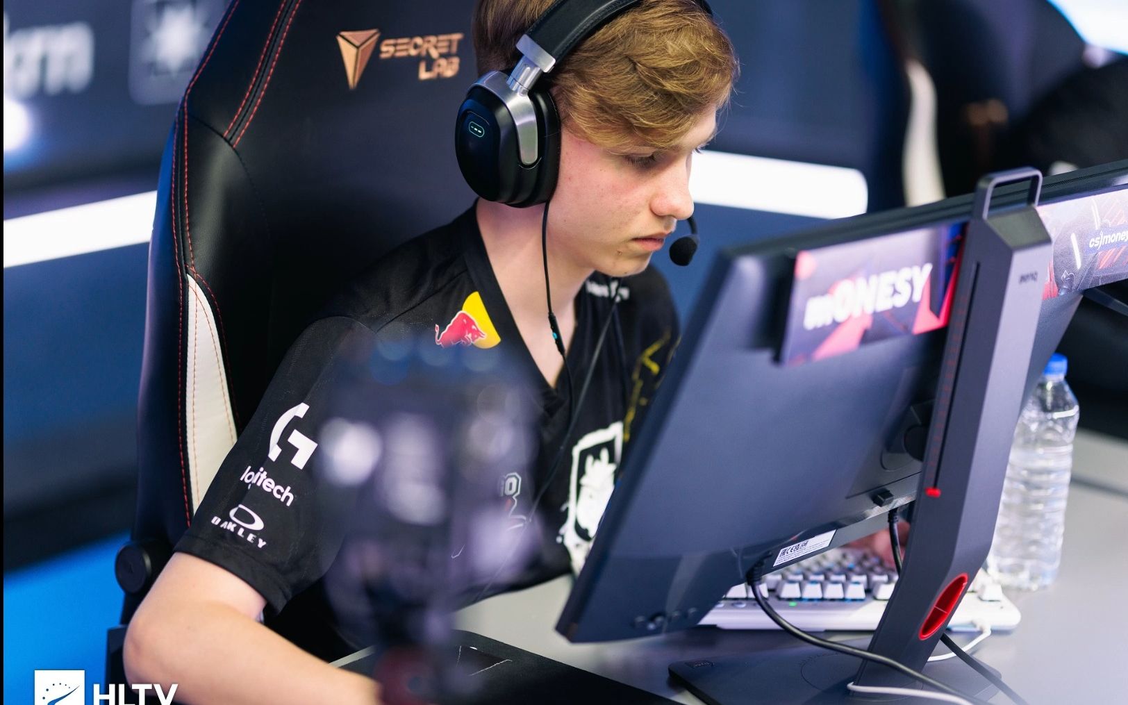 莱万凭借突 莱万凭借突